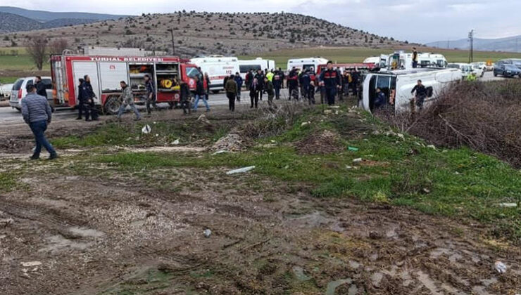 Öğrencileri taşıyan minibüsle otomobil çarpıştı: 6 yaralı