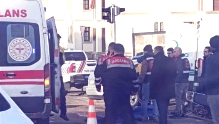 Otomobilin çarptığı motosiklet sürücüsü öldü