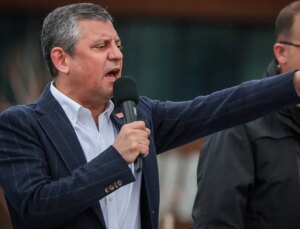 Özgür Özel’den ‘saat’li çağrı… Bu akşamı işaret etti: ‘Adalet eğilse de biz eğilmeyiz!’