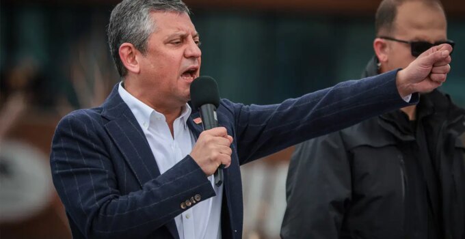 Özgür Özel’den ‘saat’li çağrı… Bu akşamı işaret etti: ‘Adalet eğilse de biz eğilmeyiz!’