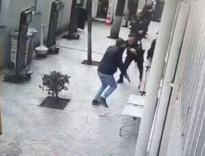 Polisin silahı aldı kendi canına kıydı!