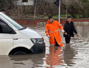 Sağanak etkisini artırdı, yollar göle döndü