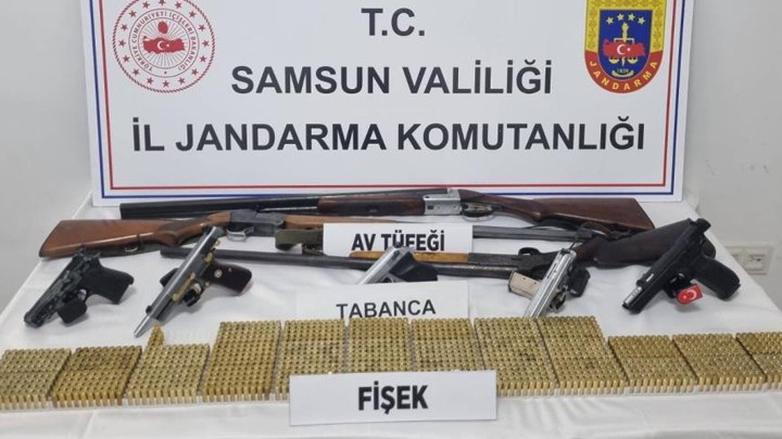 Samsun’da havaya ateş açan şüphelilere operasyon! Evlerinden çıkanlar şoke etti