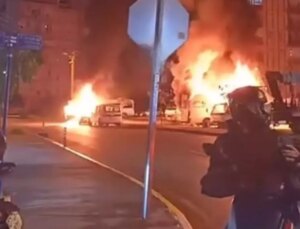 Tartıştığı kız arkadaşı ile annesinin araçlarını kundakladı