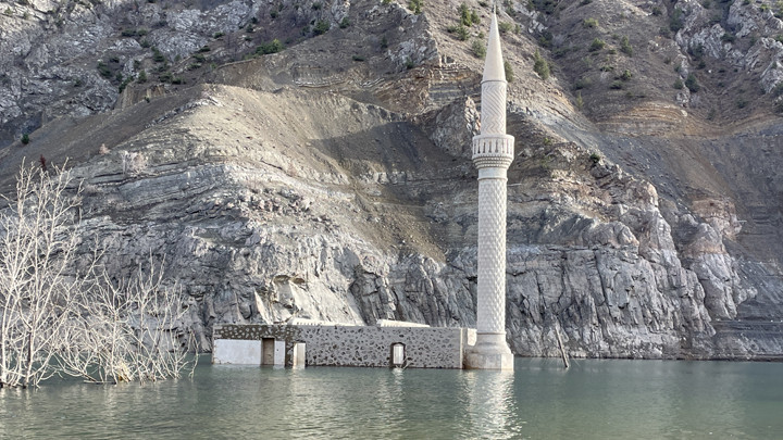 Yusufeli Barajı’nda sular çekilince köy gün yüzüne çıktı! ‘Etraftaki bu hal duygusallaştırıyor’