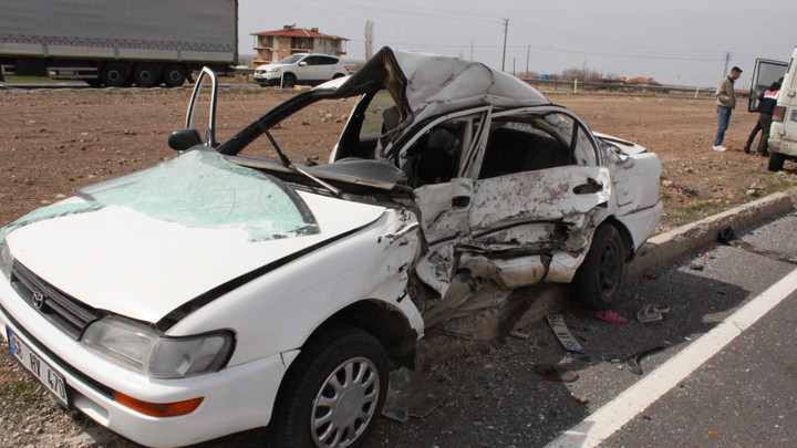 Aksaray’da otomobil ile kamyonet kavşakta çarpıştı: 1 ölü, 1 yaralı