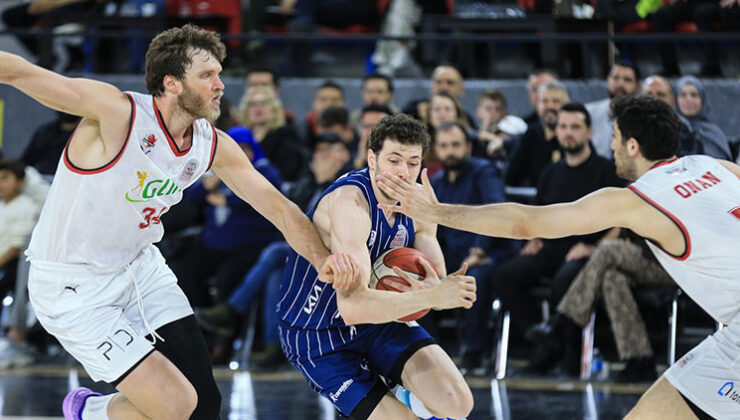 Anadolu Efes, Manisa’da galip!