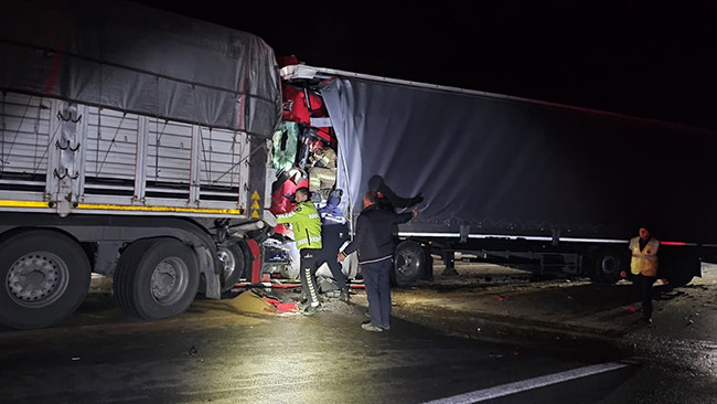 Bursa’da 2 TIR çarpıştı: 1 ölü