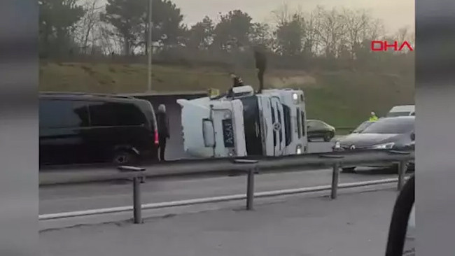 Eyüpsultan TEM Otoyolu’nda hafriyat kamyonu devrildi