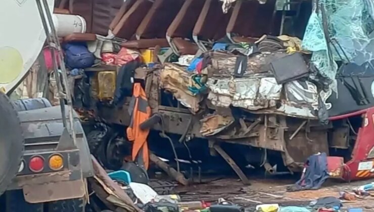 Gana’da yolcu otobüsüyle kamyonun çarpışması sonucu 16 kişi öldü