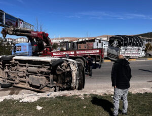 Gaziantep’te kamyonet ile minibüs çarpıştı: 4 yaralı