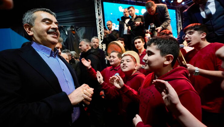 Görüntüler İstanbul’dan… Çocuklar, Yusuf Tekin’i ‘Kabe’de Hacılar’ ilahisi ile karşıladı