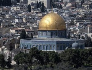 İsrail’in kısıtlamaları nedeniyle Mescid-i Aksa’da cuma namazı sadece vakıf yetkililerince kılındı