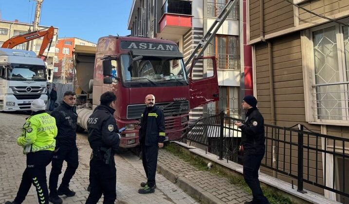 Kağıthane’de aydınlatma direğine çarpan kamyonunun sürücüsü yaralandı