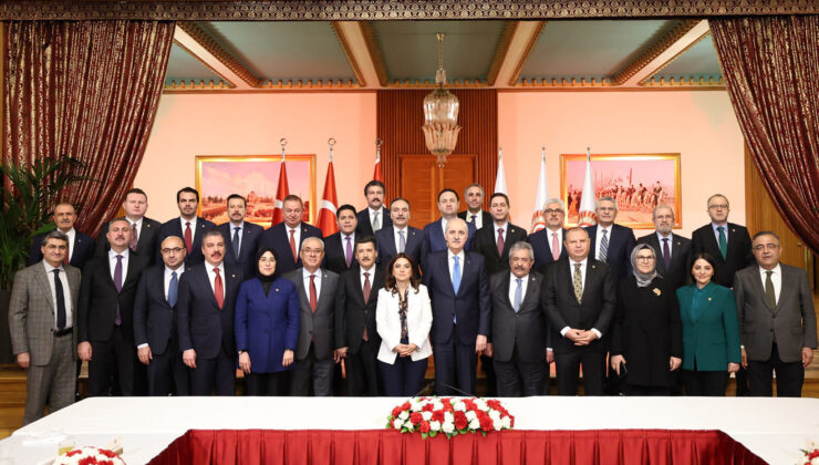 Kurtulmuş, ‘Terörsüz Türkiye’ komisyonu üyeleriyle iftarda bir araya geldi