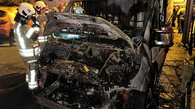 Maltepe’de park halindeki 3 araç yandı