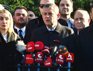 Özgür Özel salondan ayrılmadı