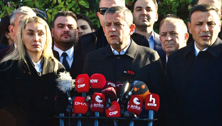 Özgür Özel salondan ayrılmadı