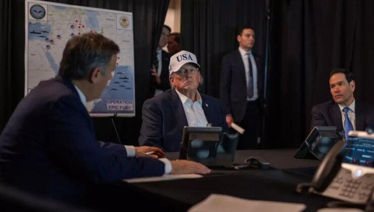 Trump mesaj mı verdi? Arkasındaki haritada Türkiye detayına dikkat